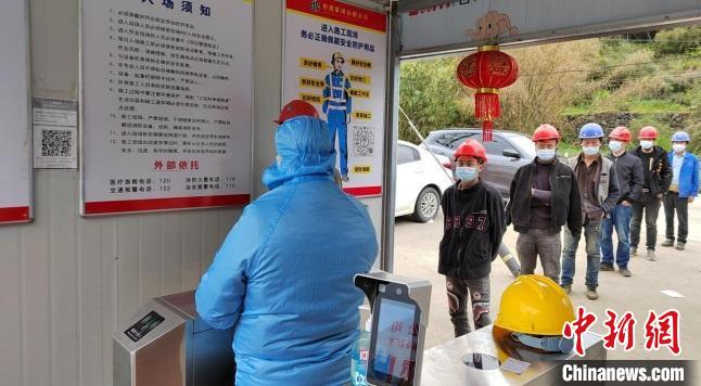 项目工人在排队等待体温检测和健康码查验。　宁德市三都澳新区公司 供图