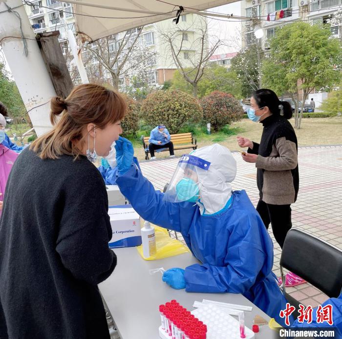 图为小野火美子在社区进行核酸检测采样工作。　受访者供图