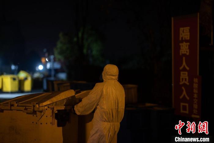 医废专用车白天收运常规医废和隔离点垃圾，晚上去收涉疫垃圾。　上海环境供图