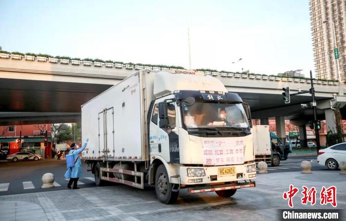 民盟上海市委协调捐赠给华东师范大学15余吨新鲜蔬菜。　华东师大供图