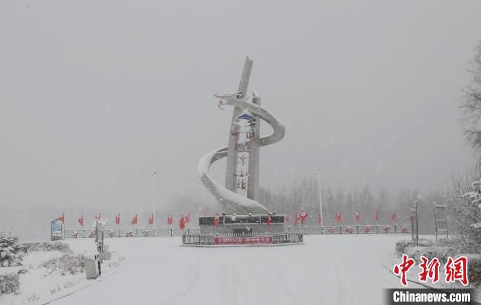 4月10日，“中国最冷小镇”迎今春以来最大降雪。　冯宏伟 摄