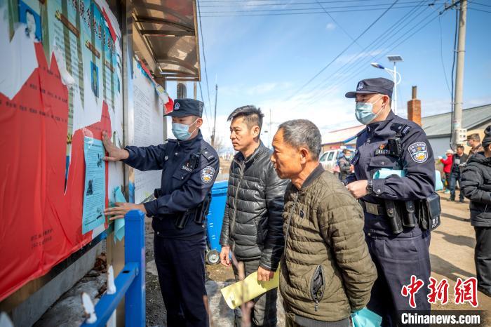 民警张贴护鸟宣传单。　韩睿 摄