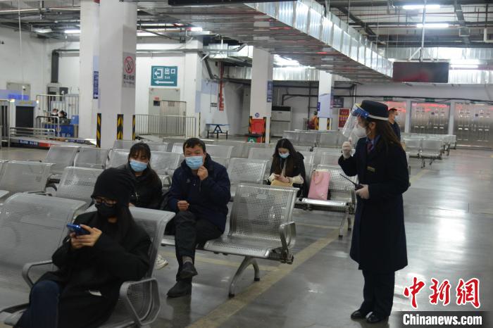 图为江西九江站服务台工作人员加强候车室巡视。　代建立 摄
