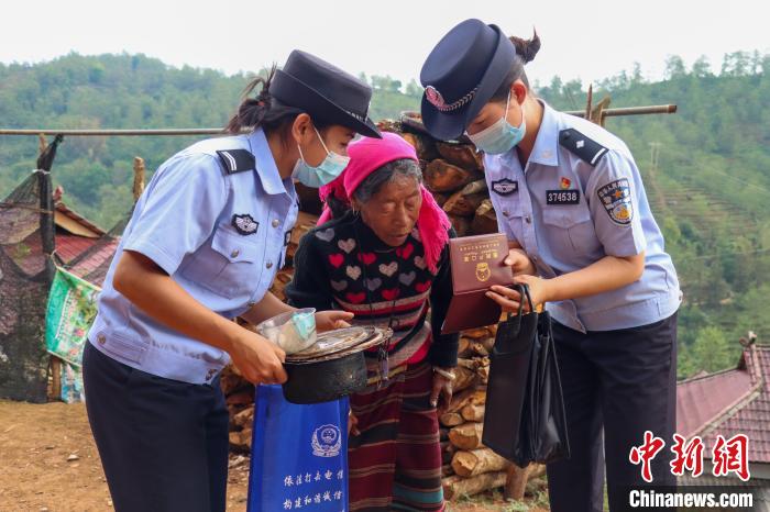 图为民警送证上门。　临沧边境管理支队供图