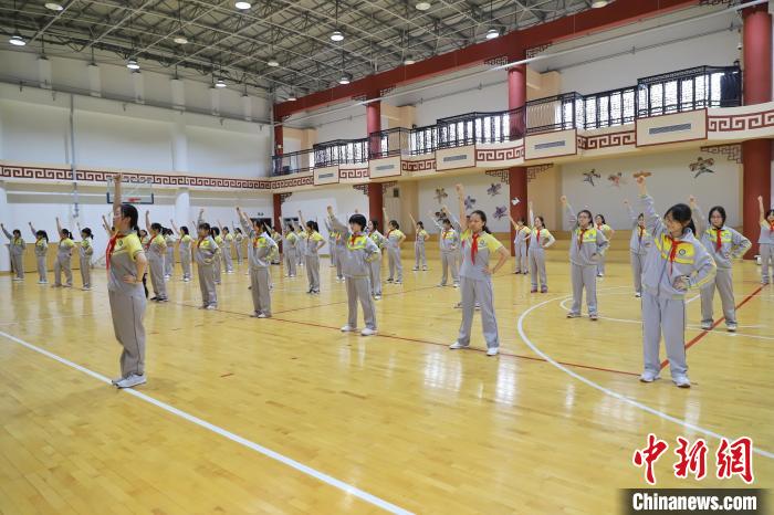 天津中小学今日恢复线下教学，图为天津市第十九中学的学生在上体育课 王在御 摄