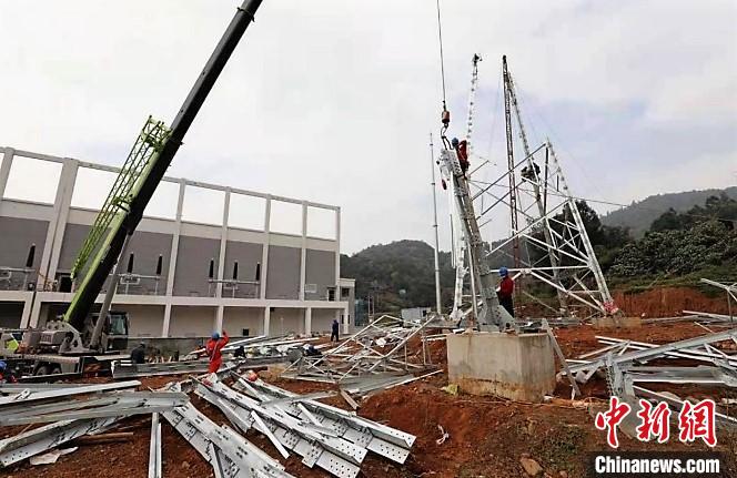 中核霞浦核电220千伏送出工程项目现场，工人们正在作业。　雷美容 供图