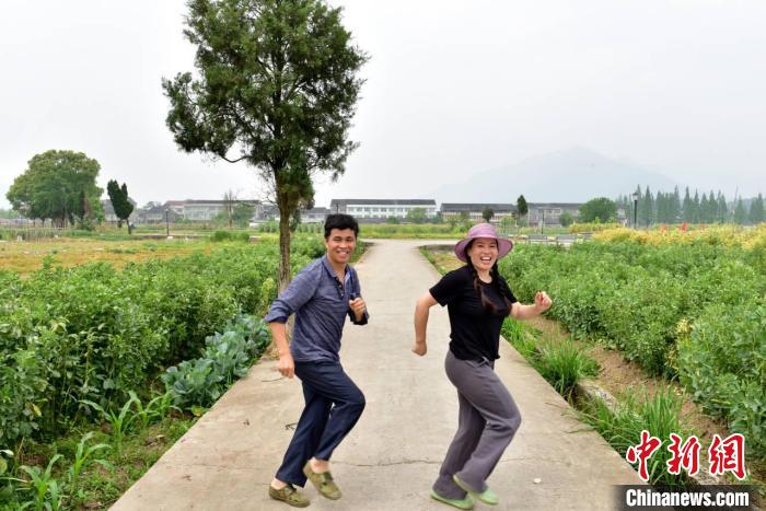 彭小英夫妻在田间地头直播跳舞 王鹏洲 摄