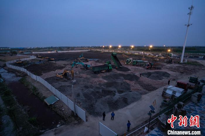 浙江省援沪防疫生活物资平湖中转站夜晚建设场景 顾秋叶 摄