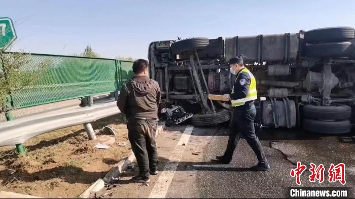 图为交警勘察事故现场。　郑娇 摄