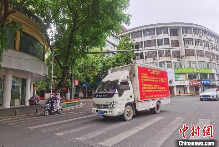 蕉城区城市管理局车辆巡回宣传疫情防控知识和防控政策。　雷凯平 摄