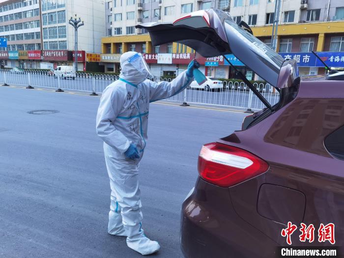 图为杨海消毒车辆。　潘雨洁 摄