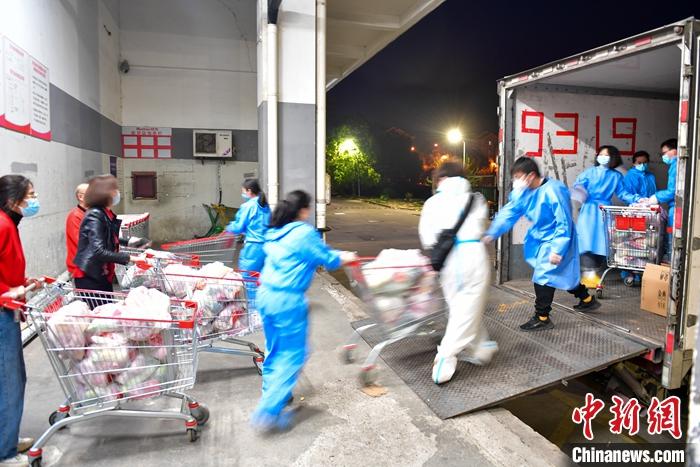 4月9日，上海大润发超市南汇店员工装载物资。中新社记者 田雨昊 摄