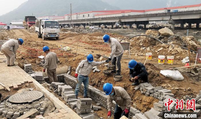 宁德时代车里湾基地项目现场，工人们正在作业。　雷美容 供图