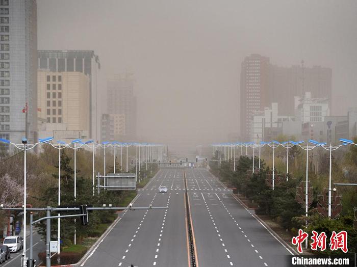 长春市遭遇沙尘天气。　刘栋 摄