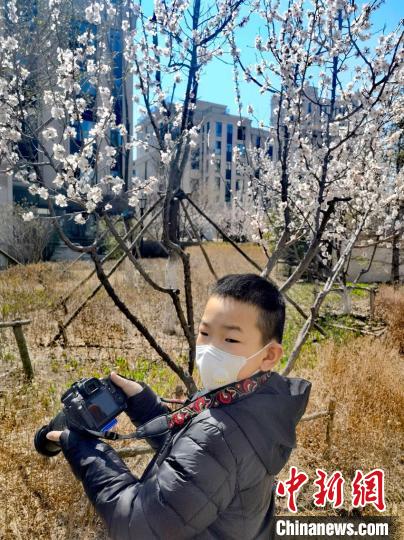 祖胥童在寻找拍摄素材。　受访者供图