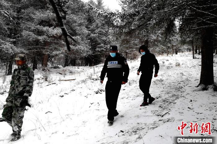 图为森林公安和生态管护员一起巡山。　陈文年 摄