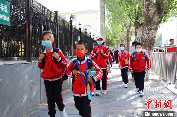 图为小学生重返校园。　张林虎 摄