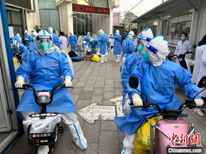 社区卫生服务中心的医护人员对辖区情况更熟悉，来自消防医院的医护人员就跟他们结成上门筛查小分队。　上海消防部门供图