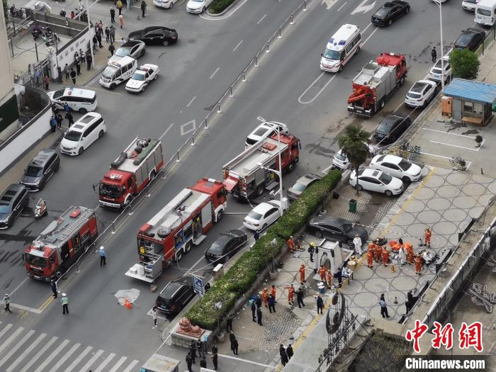 图为事发游泳馆坍塌处。　刘鹏 摄