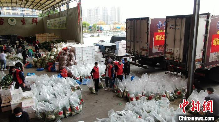 浙江瑞安瑞明集团百吨食品物资驰援上海 瑞安市融媒体中心供图