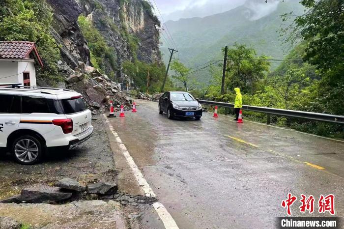 道路恢复半幅通行。　陈鹄 摄