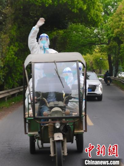 医护人员乘坐三轮车。　浙江省人民医院供图