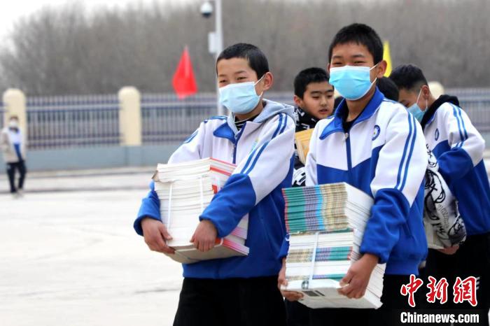 图为海东市中学生的开学第一天。(资料图) 石延寿 摄