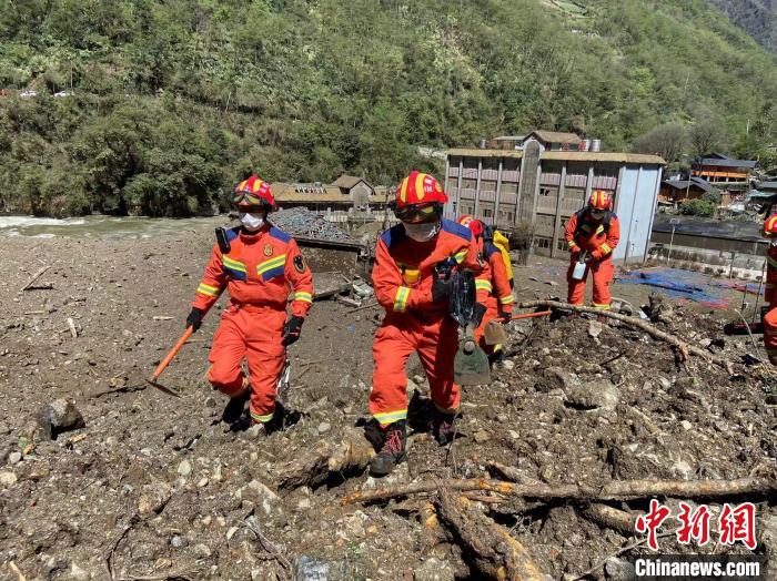 图为贡山滑坡泥石流灾害现场。　贡山县消防救援大队提供