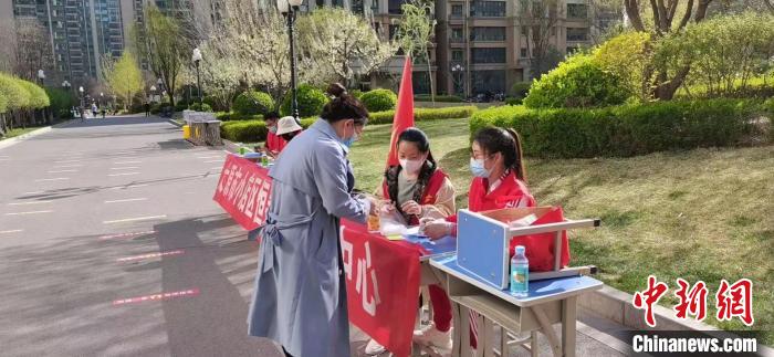 志愿者对每张卡进行消毒，一卡一个密封袋，标注地址、电话、金额。　恒善志愿服务中心供图