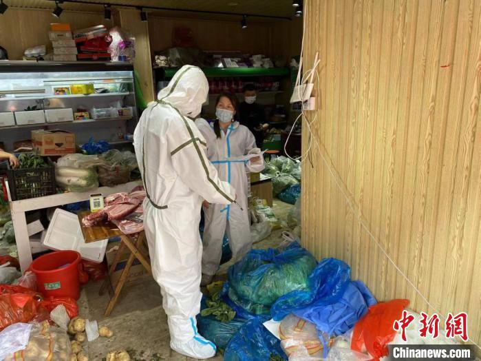 市场监管部门查处某食品店不明码标价案。　上海市场监管局 摄