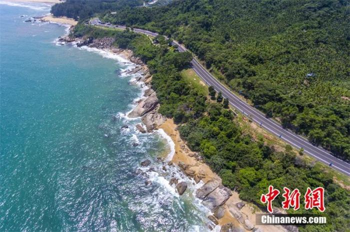 航拍海南滨海旅游公路。骆云飞 摄