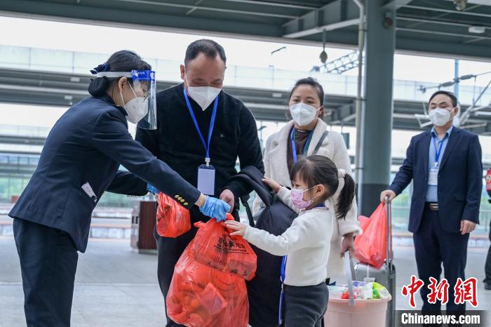 娄底高铁南站工作人员为旅客送上温暖包。　吴永华 摄