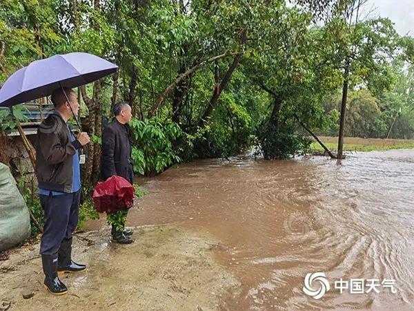 受降雨影响，4月24日上午，重庆青龙村道路积水严重。