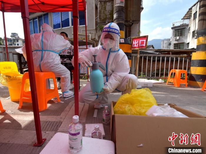 区域核酸检测现场。　周思颖 摄