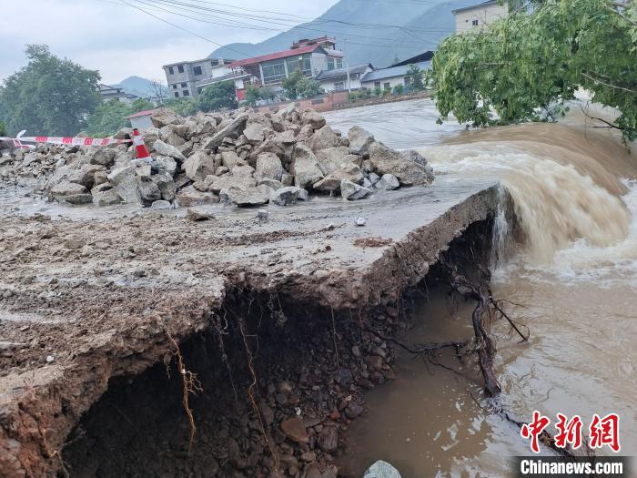 图为桂林恭城观音乡遭受强降雨袭击，河流水位上涨。　蒋治宇 摄