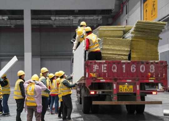 新华全媒 丨“四叶草”正建设上海方舱医院 可提供4万张床位