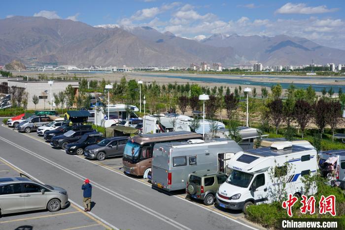5月25日，西藏拉萨河畔，拉萨市中华文化公园停车场内的房车。　江飞波 摄