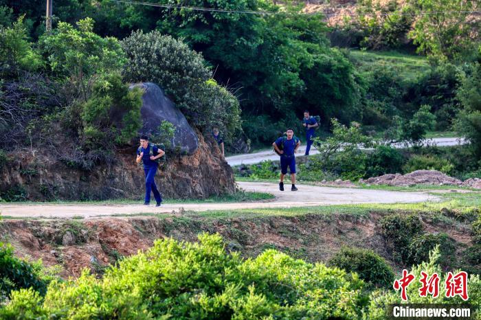 比武队员进行山地负重十公里。　卢文锋 摄