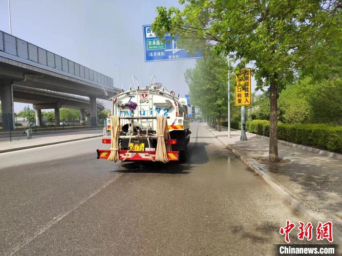 目前北京主要城区的杨柳飞絮高发期已基本结束。图为作业车对路面进行湿化。　北京市园林绿化局供图