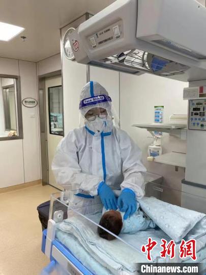 4A病区的护士陆怡和同事们奋战在感染楼，这里负责阳性病人的分娩、手术、病情观察及转运。　上海一妇婴供图