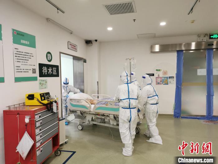 将柳先生送入手术室 武汉亚洲心脏病医院供图