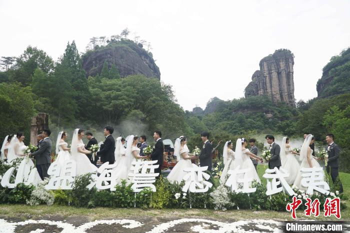 5月20日，玉女峰下新人宣誓。　周思念 摄