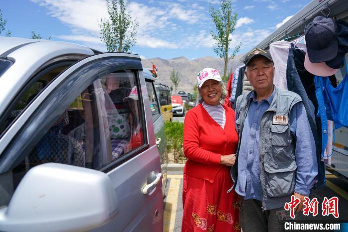 苏钧夫妇自驾抵达拉萨，夫妻介绍，西藏是他们“走遍中国”之旅的最后一个省区。　江飞波 摄