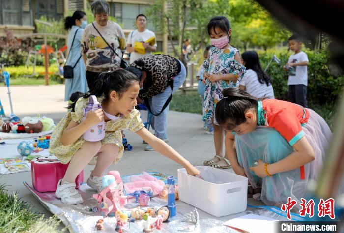 孩子们在“跳蚤市场”进行物品交换。　陈康 摄