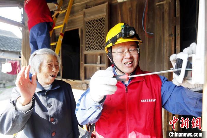 钱海军帮助老人解决电力问题(资料图)。　宁波市委宣传部供图