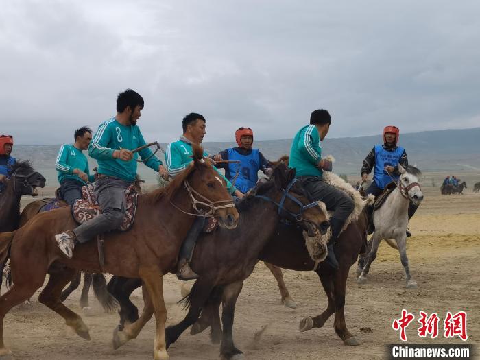 比赛现场，参赛队员纵马驰骋，各展技艺，选手们奋力拼搏，气氛热烈。　隋爱军 摄