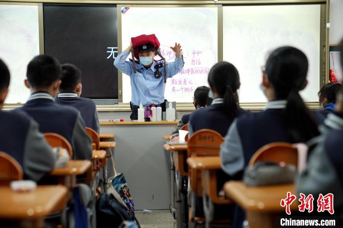 每年全国防灾减灾日前后，南京警方都会走进学校现场教授面临地震等灾难时如何安全避险逃生。　国武 摄