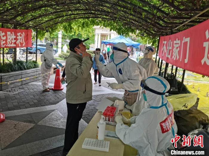 秀洲区援沪应急核酸采样队开展工作 秀洲区卫健局供图