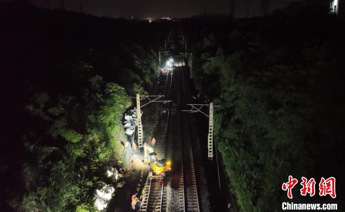 中国铁路南昌局对京九铁路江西段开展为期一个半月的“集中修”施工。　黄旸 摄
