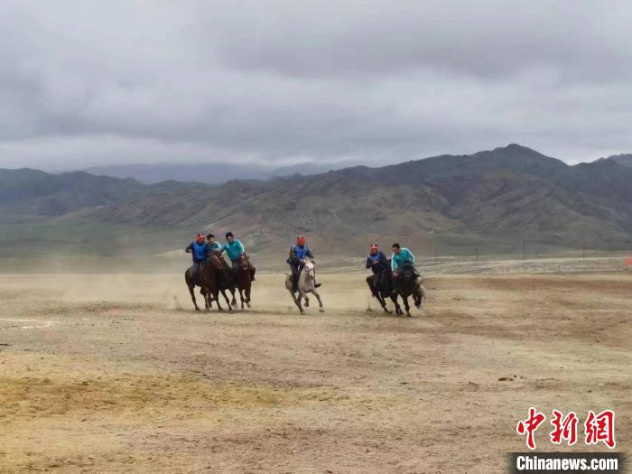 比赛按抽签方式决定出场顺序，比赛时间为40分钟，最终摘走“头名”的参赛队伍在8日带走万元大奖。　隋爱军 摄